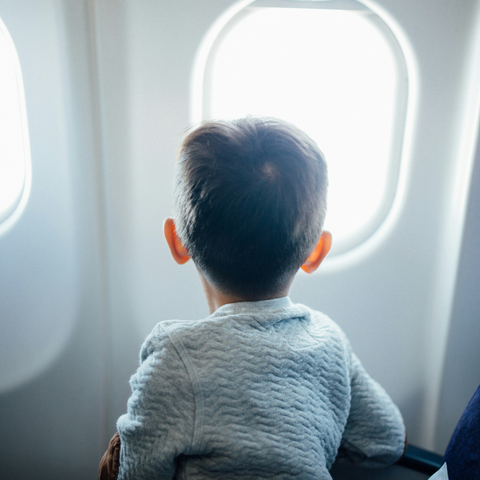 Voyage en avion avec bébé : comment le divertir sans écran ?