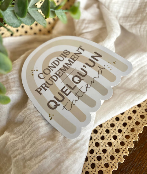 Autocollant Voiture « Conduis Prudemment Quelqu’un T’attend »