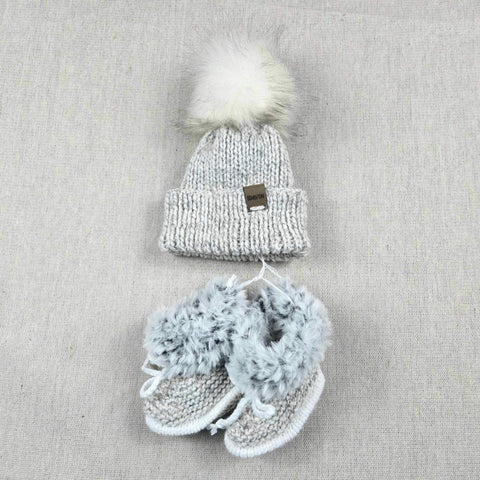 Tuque Évolutive Gris-Blanc Avec Pompon Blanc Et Bottines (0-6 Mois)